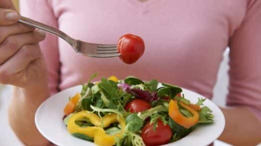 https://www.eurosalus.com/wp-content/uploads/2023/10/Aiutati-che-il-ciel-ti-aiuta-nutrirsi-bene-aumenta-la-sopravvivenza-in-caso-di-cancro-ovarico_articleimage-4-524x295.jpg
