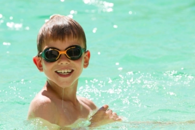 Attenzione al cloro delle piscine: specie per i più piccoli