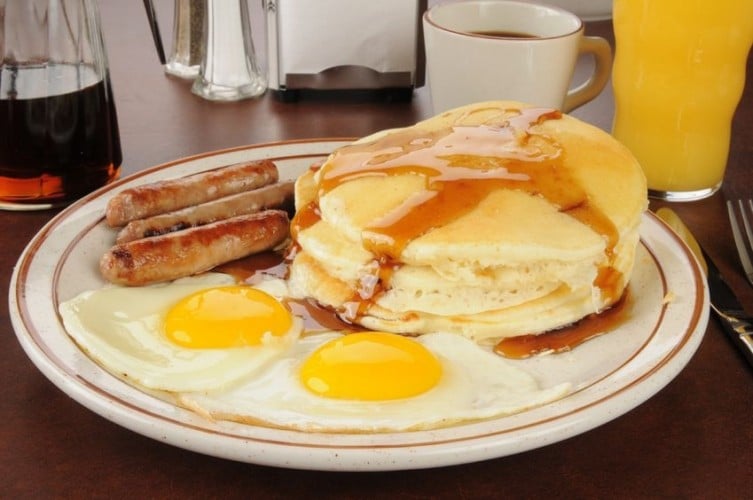 Buongiorno proteine: i vantaggi di una colazione a base di uova e salsiccia