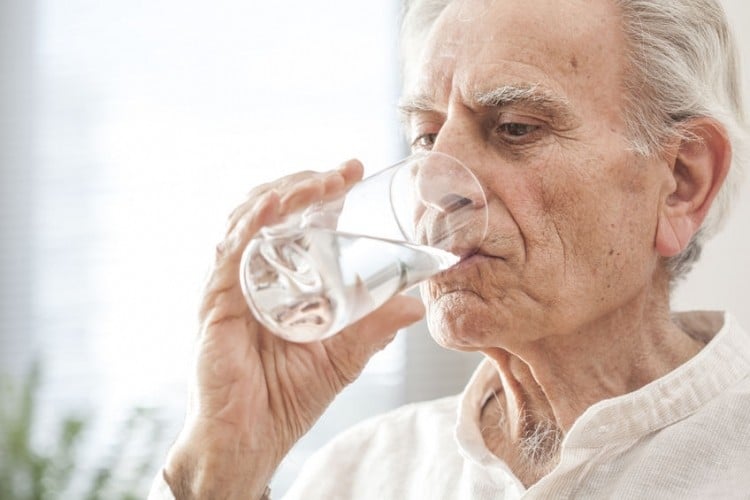 Come riconoscere e prevenire la disidratazione nelle persone anziane?