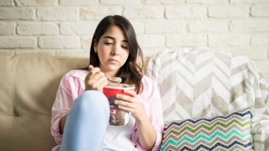 https://www.eurosalus.com/wp-content/uploads/2023/10/Controllare-la-depressione-mangiando-meglio-e-riducendo-gli-zuccheri_articleimage-4-524x295.jpg
