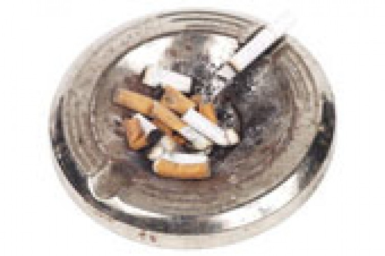 Disgraziato tabacco: perfino non fumarlo fa venire il cancro