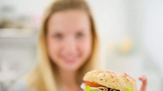 https://www.eurosalus.com/wp-content/uploads/2023/10/Enzimi-e-digestione-nuove-vie-per-prevenire-e-trattare-le-malattie-autoimmuni_articleimage-4-524x295.jpg