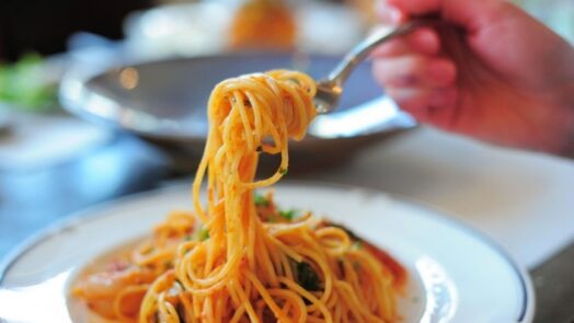 https://www.eurosalus.com/wp-content/uploads/2023/10/Evviva-il-piatto-di-pasta-come-renderlo-ottimo-per-salute-linea-e-benessere_articleimage-5-524x295.jpg