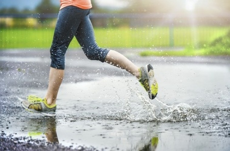 Fa bene correre all'aperto anche con freddo e pioggia?