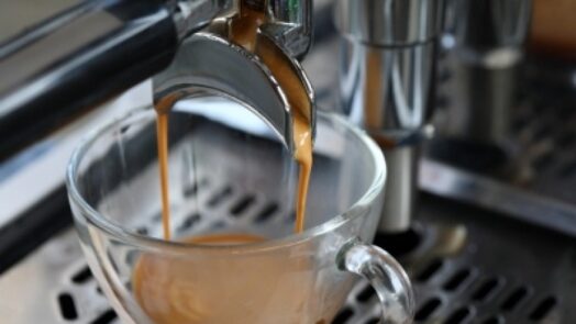 https://www.eurosalus.com/wp-content/uploads/2023/10/Grande-caffe-tiene-svegli-per-davvero-e-riduce-gli-incidenti-stradali_articleimage-4-524x295.jpg