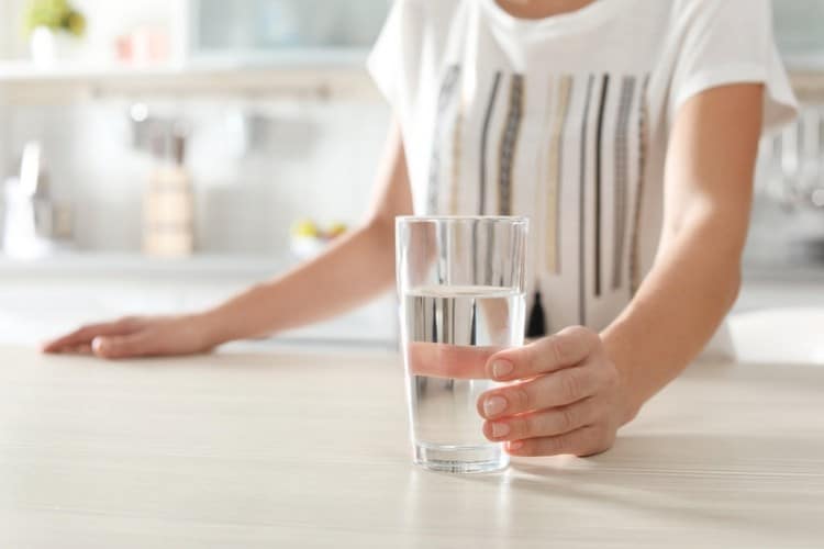 Idratazione: fabbisogno minimo d'acqua e trucchi per bere di più