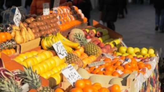 https://www.eurosalus.com/wp-content/uploads/2023/10/Il-cibo-che-viaggia-inquina-il-mondo_articleimage-4-524x295.jpg