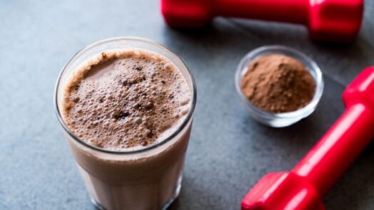https://www.eurosalus.com/wp-content/uploads/2023/10/Il-latte-al-cioccolato-l-inaspettato-amico-dello-sportivo_articleimage-4-524x295.jpg