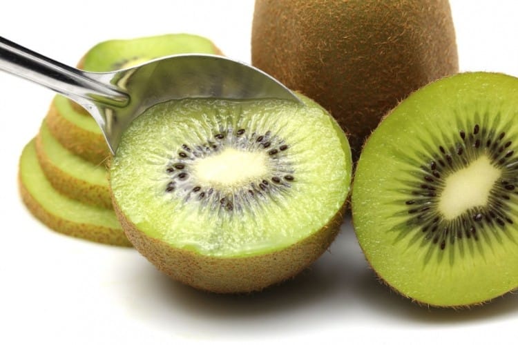 In bagno grazie al kiwi: ecco perché non sempre è un bene