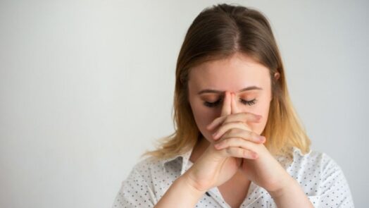 https://www.eurosalus.com/wp-content/uploads/2023/10/Individuate-nuove-cause-della-depressione-inquinamento-ambientale-e-grasso-corporeo-tra-i-responsabili_articleimage-4-524x295.jpg