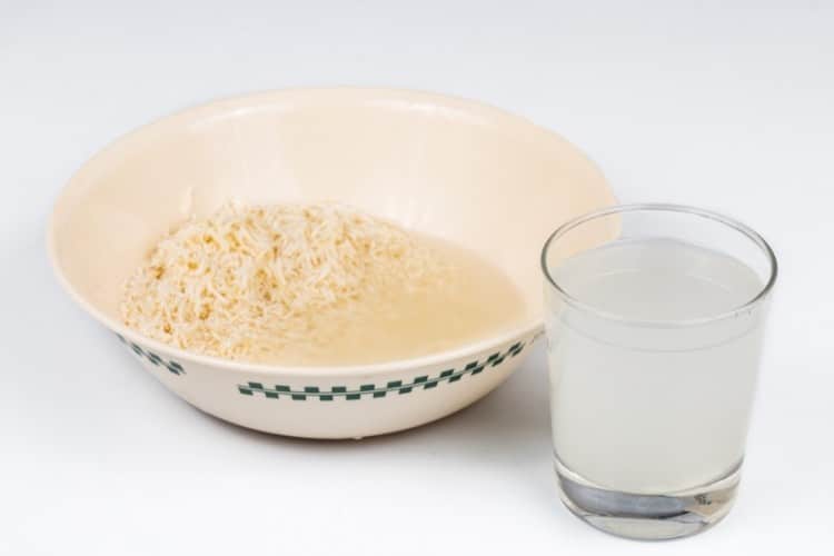 L'acqua di riso che salva dalla diarrea e dalla enterocolite estiva