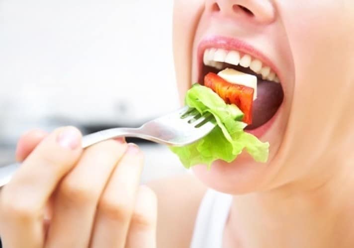 L'incredibile trucco per dimagrire: sempre masticare, masticare e ancora masticare
