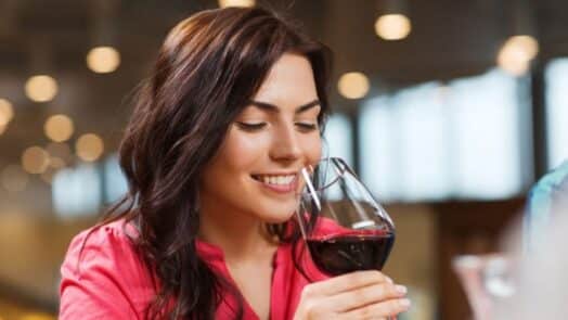 https://www.eurosalus.com/wp-content/uploads/2023/10/Lotta-all-alcol-e-sostegno-al-buon-vino-la-contraddizione-che-si-vince-di-misura_articleimage-5-524x295.jpg