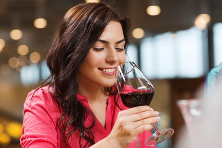 Lotta all'alcol e sostegno al buon vino: la contraddizione che si vince "di misura"