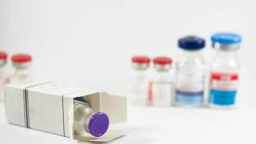 https://www.eurosalus.com/wp-content/uploads/2023/10/Mangiare-bene-non-serve-piu.-Per-il-colesterolo-solo-vaccini-a-800-00-Euro-alla-fiala_articleimage-4-524x295.jpg