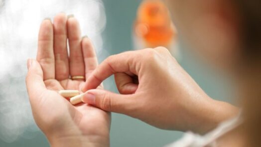 https://www.eurosalus.com/wp-content/uploads/2023/10/Osteoporosi-e-bifosfonati-utili-due-anni-di-terapia-mentre-trattamenti-protratti-aumentano-il-rischio-di-frattura_articleimage-4-524x295.jpg
