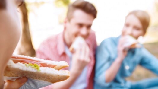 https://www.eurosalus.com/wp-content/uploads/2023/10/Per-sempre-nutriti-e-contenti-quando-il-cibo-cura-la-depressione_articleimage-4-524x295.jpg
