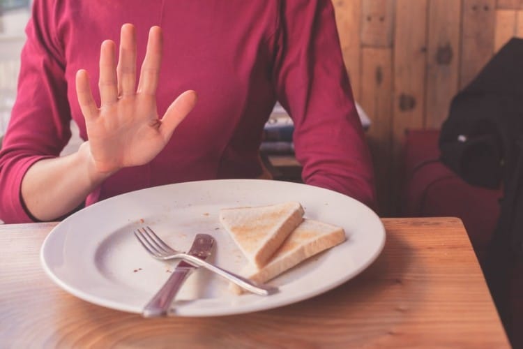 Perché eliminare un alimento fa male, anche se all'inizio fa stare meglio