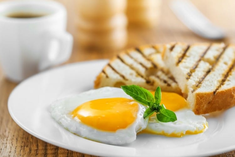 Proteine nella prima colazione: quando uova e formaggio riducono gli effetti della pastasciutta a pranzo