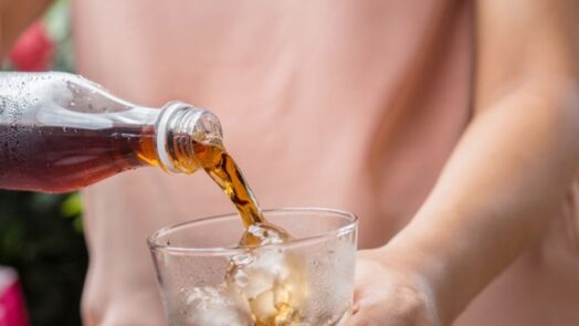 https://www.eurosalus.com/wp-content/uploads/2023/10/Quanto-influisce-la-bevanda-zuccherata-bevande-alla-frutta-e-sport-drink-compresi-sulla-mortalita_articleimage-4-524x295.jpg