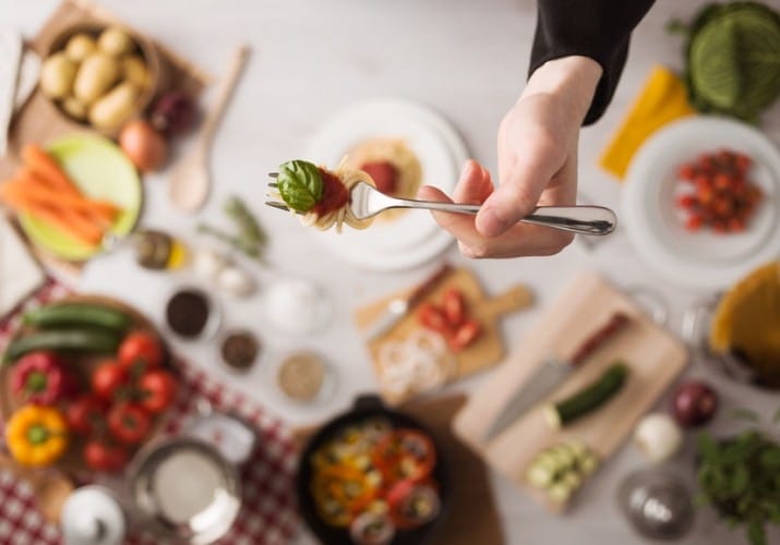 Reintrodurre il cibo ciclicamente e con dosi sensate per mantenere o ricostruire la tolleranza alimentare