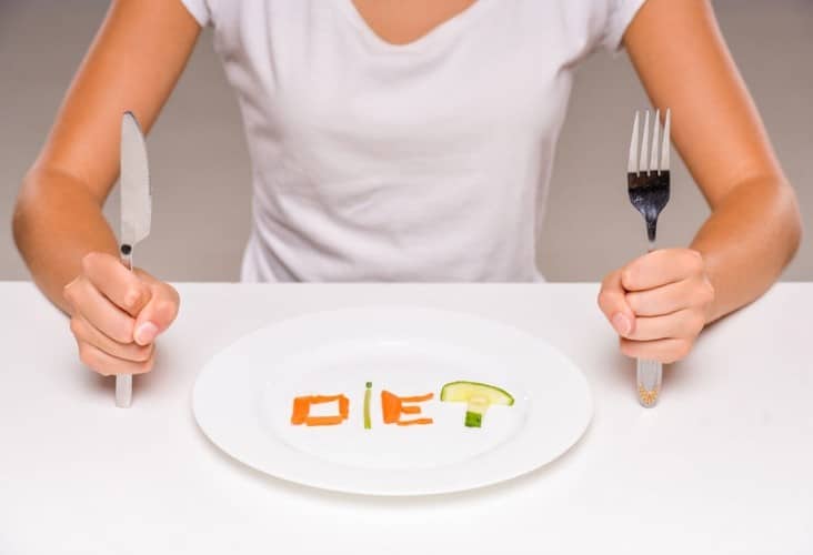 Saltare la cena per dimagrire e ridurre l'infiammazione: pro e contro