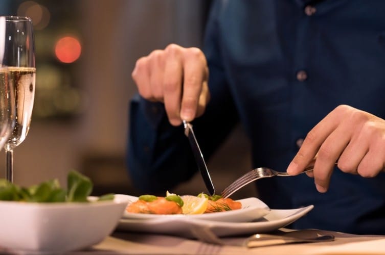 Se la cena è il pasto più ricco, a parità di calorie aumentano i valori di colesterolo