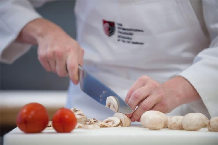 Tutti a scuola di cucina per imparare a nutrirsi