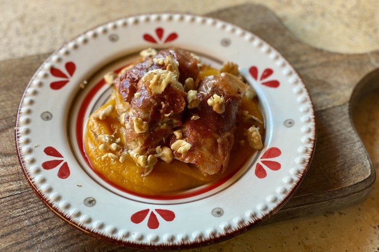 Bocconcini di pollo su letto di verdura