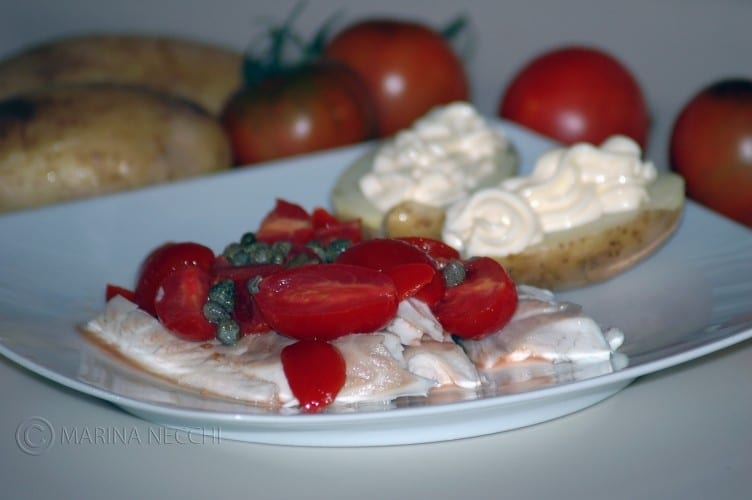 Branzino al sale con sughino di pomodori e capperi