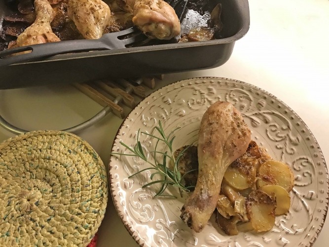 Cosce di pollo al forno con chips di patata