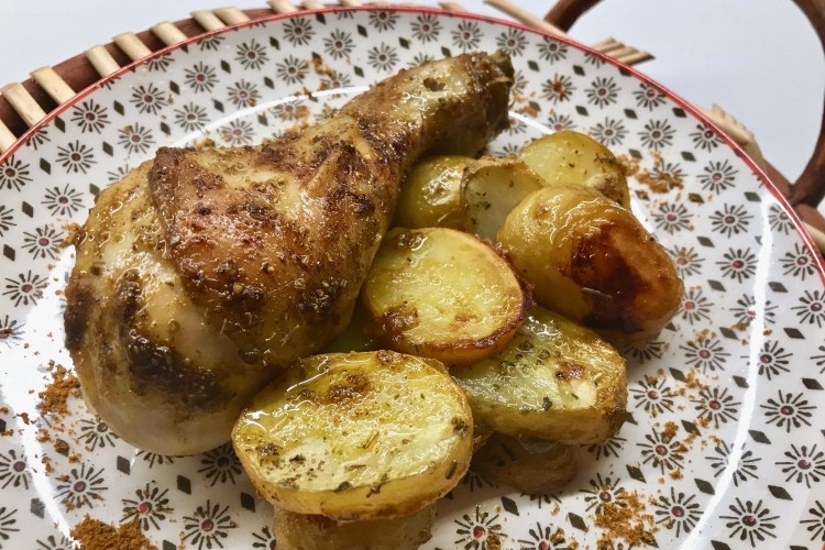 Cosce di pollo saporite su letto di patate novelle