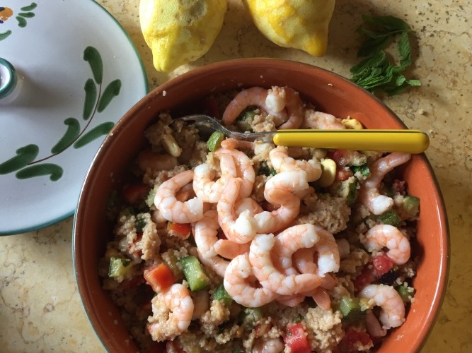 Cous cous con verdure, legumi e gamberi