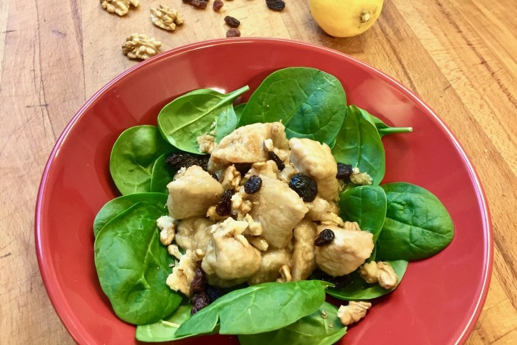 Cubotti di pollo al marsala con uvetta e noci