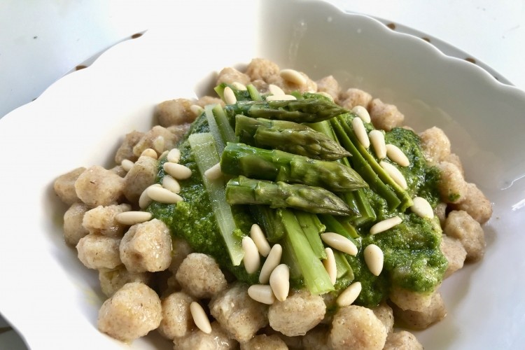 Gnocchi di farina integrale con pesto di asparagi