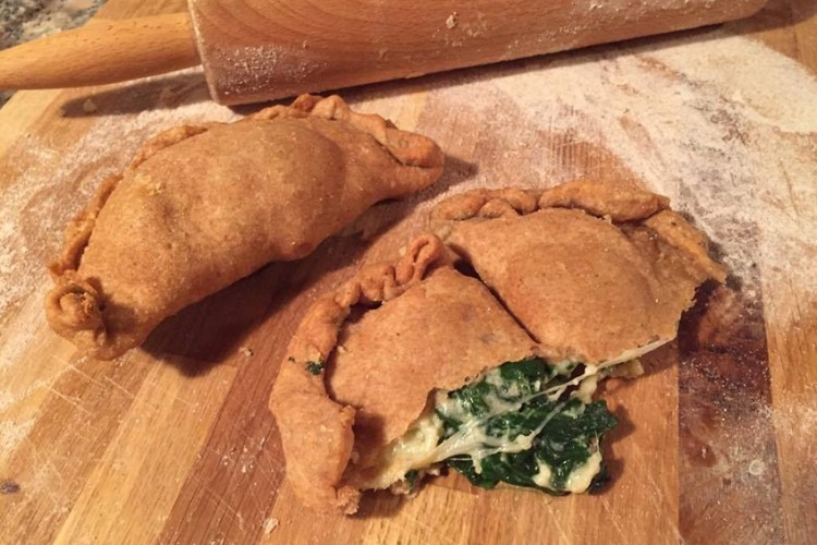 Panzerotti di farina integrale ripieni