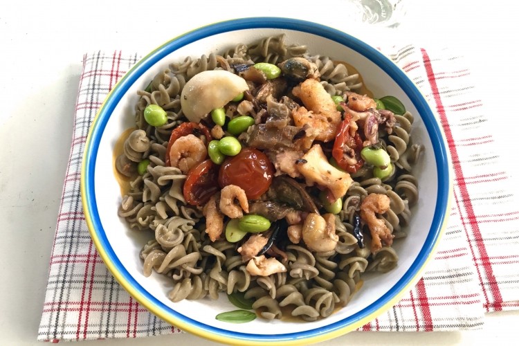 Pasta al sugo di pesce con melanzane e fagioli di soia