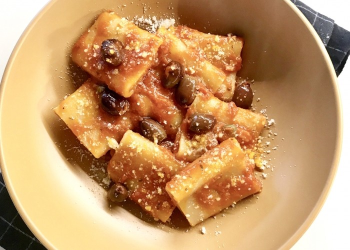 Pasta al sugo rosso con capperi e olive