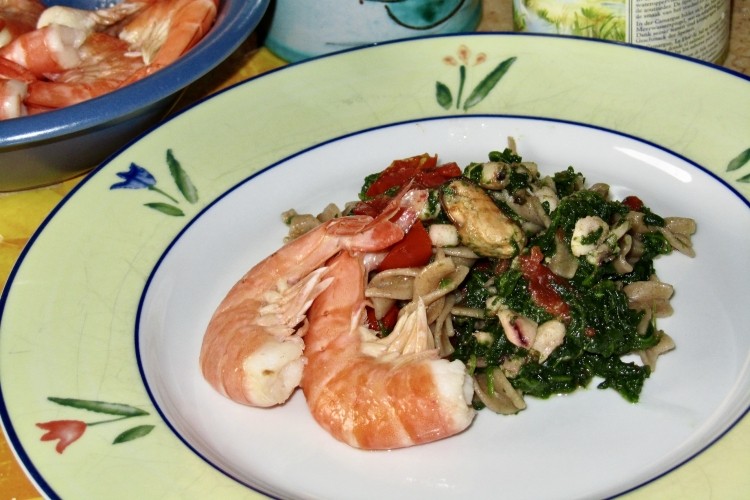 Pasta all'orzo con spinaci e pesce