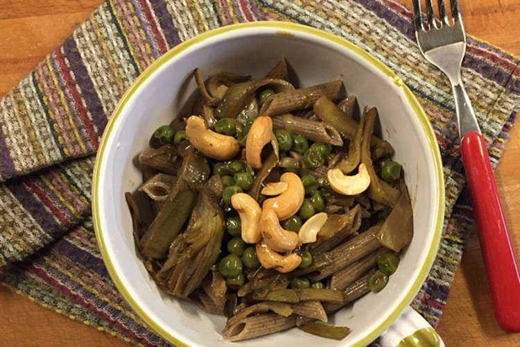 Penne di grano saraceno con carciofi e curry