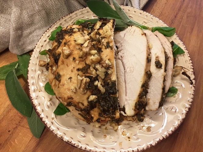 Petto di pollo al forno con erbe aromatiche e vino bianco