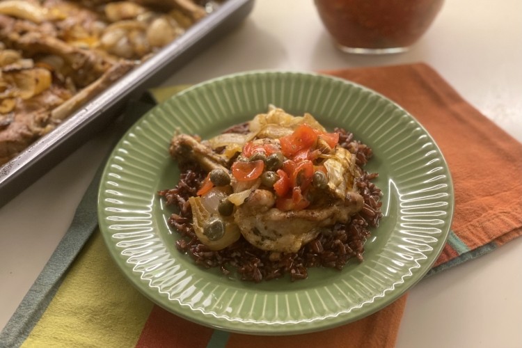 Pollo al forno condito a freddo su base di riso rosso