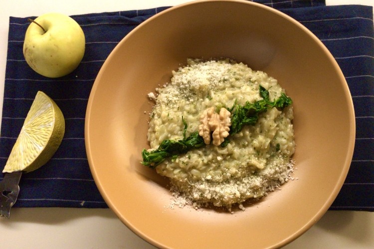 Risotto integrale al sedano rapa e foglie di ravanello