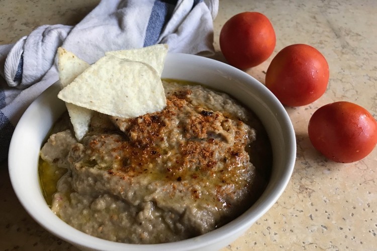 Salsa di melanzane con chips di mais