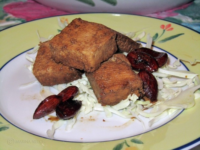 Tofu marinato con mandorle