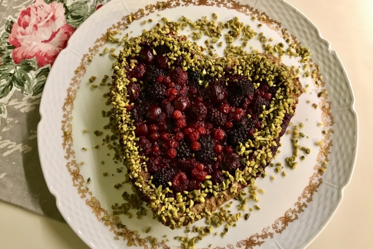 Torta ai frutti di bosco con un cuore di cioccolato