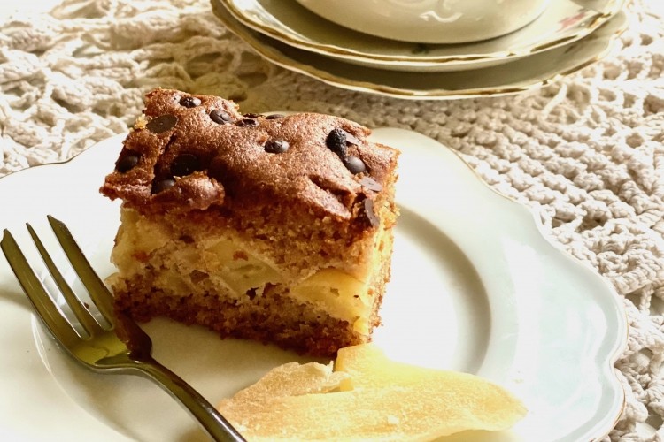 Torta di mele con zenzero e gocce di cioccolato