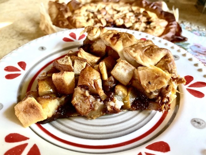 Torta di mele e cioccolato su sfoglia integrale