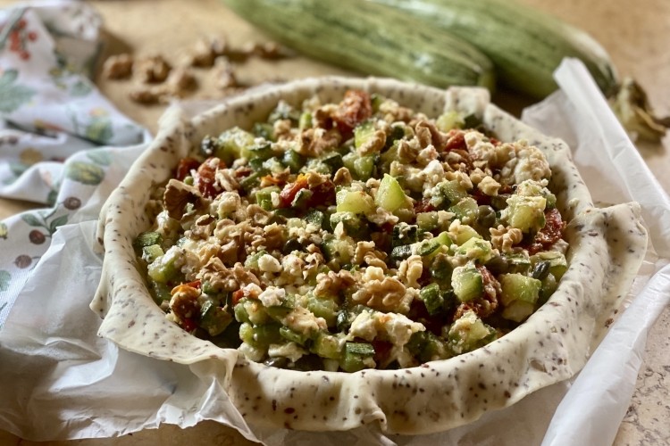 Torta salata di zucchine, feta e capperi